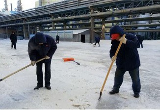 10#-烟气带液飘水造成冬季场地结厚冰需要定期投入不少人力物力财力清理而无济于事2.jpg